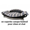 très joli fauteuil arrondi pour chien couchage gris avec des rayures écrus